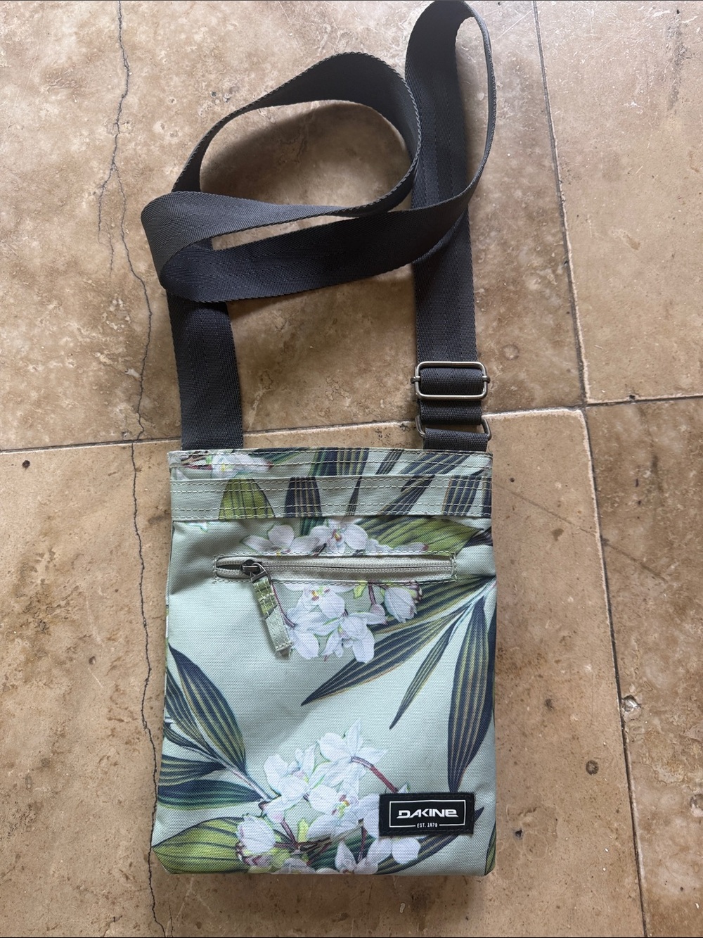 DAKINE ladies floral Crossbody excellent condition used one time
